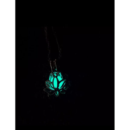 Collar Cadena Colgante Flor De Loto Fluorescente Verde Plateado